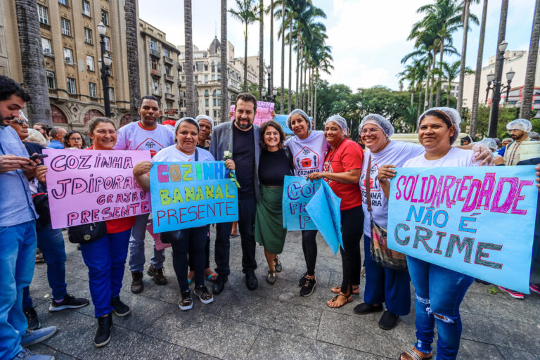 Luna Zarattini e Guilhemre Boulos realizaram uma vistoria em redes de acolhimento para a população em situação de rua na cidade de São Paulo nesta sexta-feira (5). Durante a visitação, eles ouviram pessoas que necessitam do acolhimento e relataram problemas nos locais e falta de apoio da Prefeitura da capital.