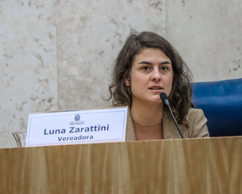 Projeto da vereadora Luna Zarattini oferece passe livre para estudantes de cursinhos populares no transporte público em São Paulo.