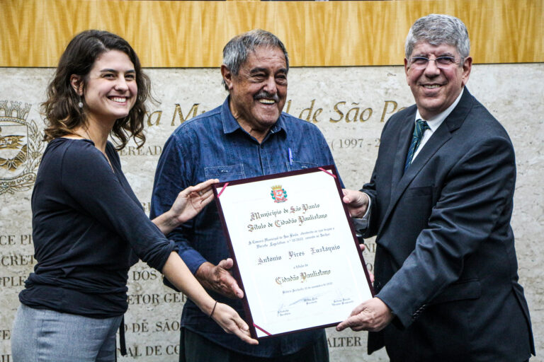 Toninho Eustáquio, que localizou a vala clandestina de Perus, recebeu o título de Cidadão Paulistano da vereadora Luna Zarattini